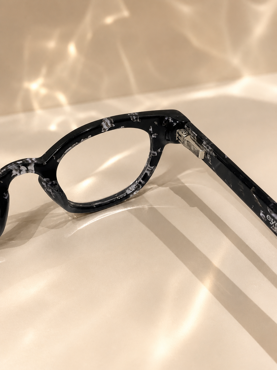 Total Wit by Eyebobs góc chụp 15