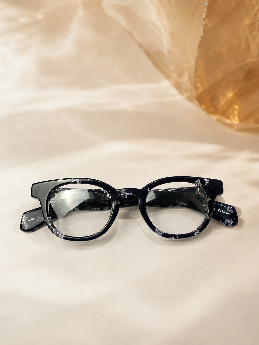 Total Wit by Eyebobs góc chụp 4